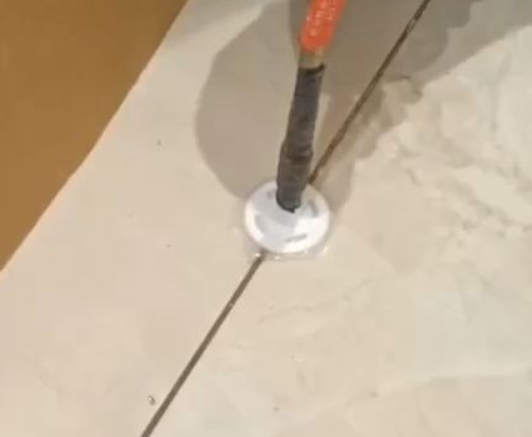 兰州瓷砖空鼓维修公司专业解答瓷砖在铺贴过程中，如果没有涂抹均匀到位的粘结材料（如水泥砂浆或瓷砖胶），可能会导致以下问题