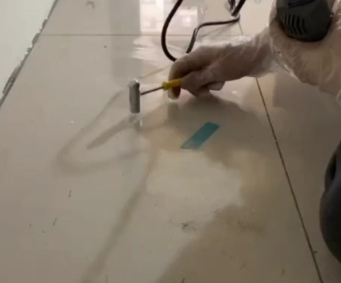 兰州瓷砖开裂维修公司专业分享瓷砖在铺贴前如果没有沥干水分，将会导致以下问题
